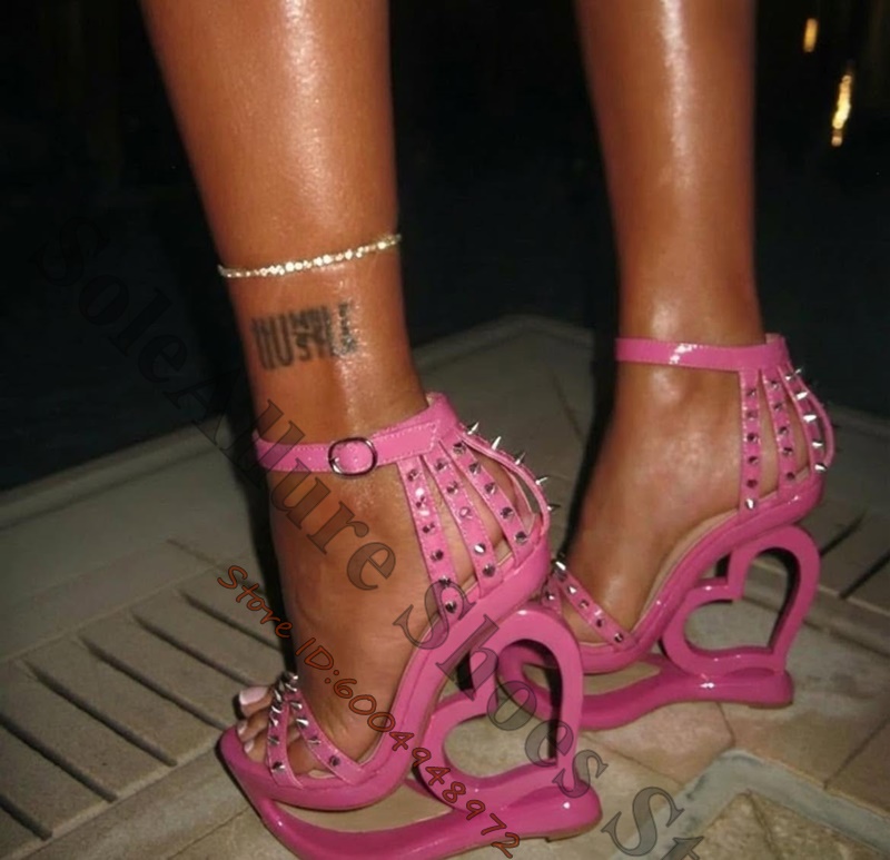 ホットピンク スパイクスタッズ ケージ型ハートカットアウト  - Leopard Print Heels のレビューと価格