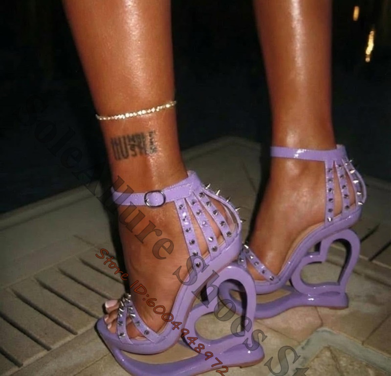 ホットピンク スパイクスタッズ ケージ型ハートカットアウト  - Leopard Print Heels のレビューと価格