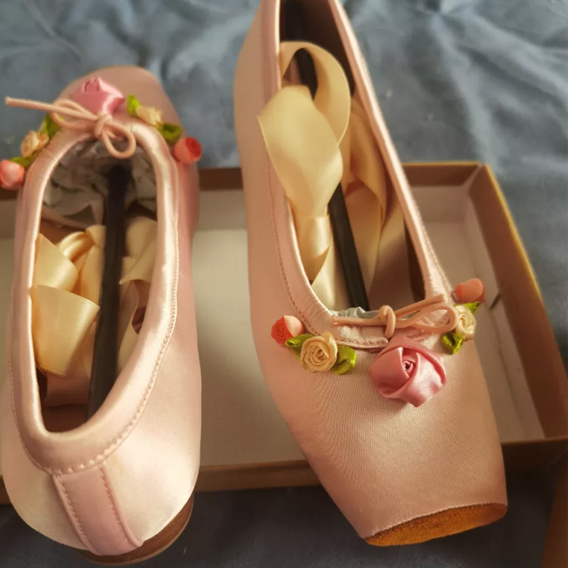 女性用ピンクサテンスクエアトゥローヒールメリージェーンシュー - Ribbon Tie Heel のレビューと価格